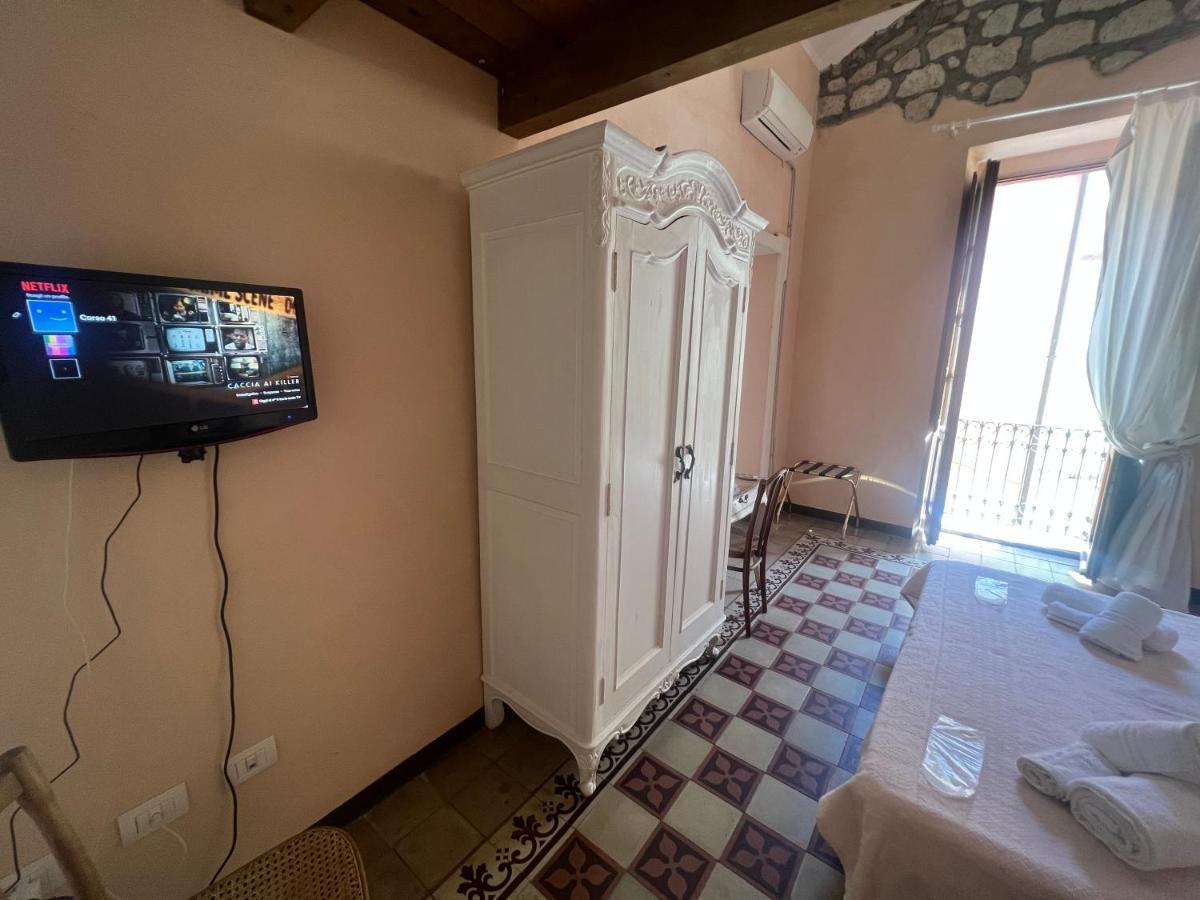Corso 41 Hotel Bosa Bagian luar foto