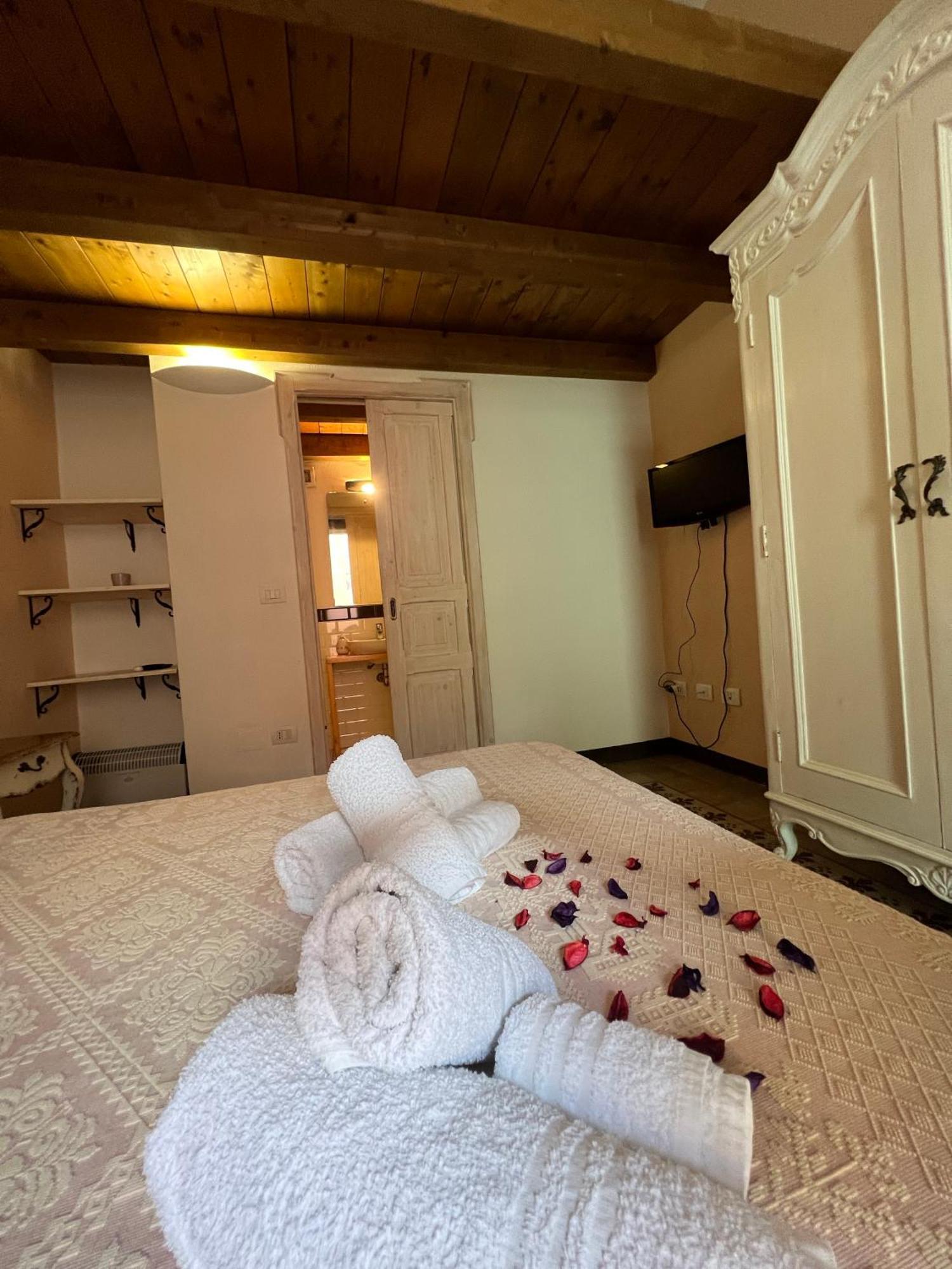 Corso 41 Hotel Bosa Bagian luar foto